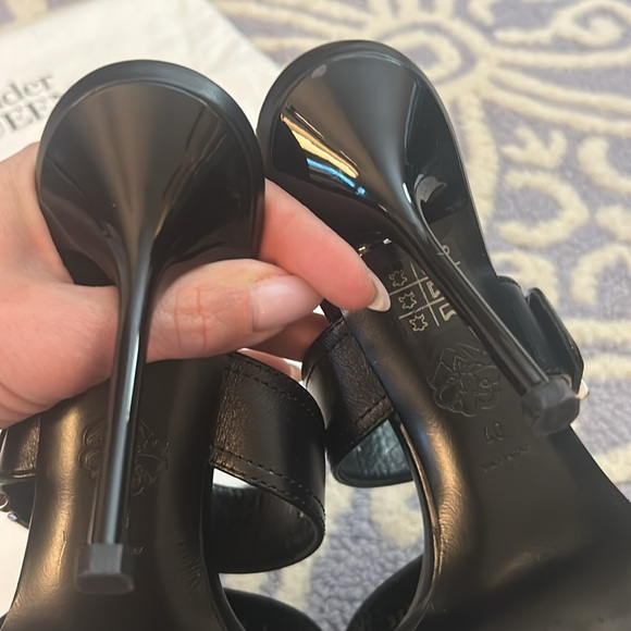Alexander McQueen Women's Heeled Buckle Black Sandals Size 40 (Msrp $1,090) - Picture 13 of 14